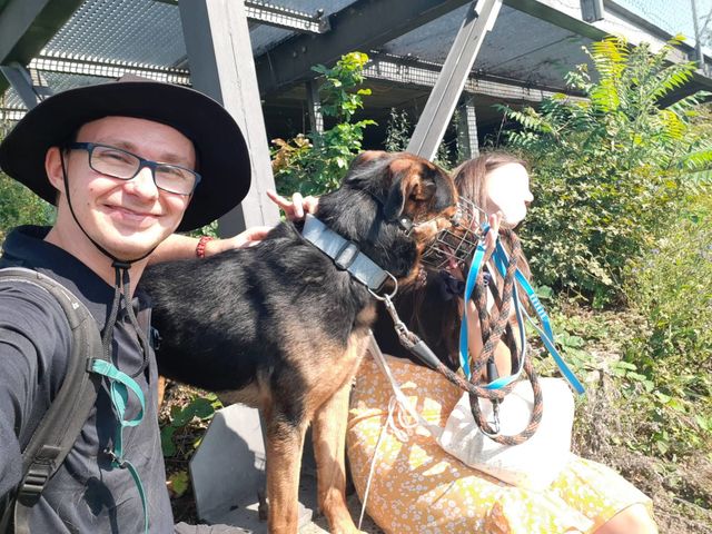 Vincent natočený hlavou a kovovým náhubkem ke Marii a nevědomky ji ohrožuje, Marie má hlavu odvrácenou